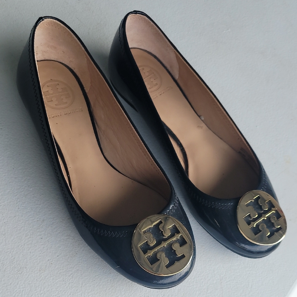 Tory Burch Dark Navy Loafers with Gold Emblem - Patent Leather
